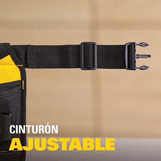 STANLEY STST511304LA adjustable black belt with plastic buckle, close-up view. Product category: Graphics.